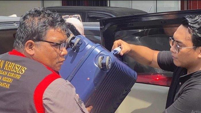 Petugas Kejari Pematangsiantar membawa 1 unit koper yang diduga berisi dokumen.