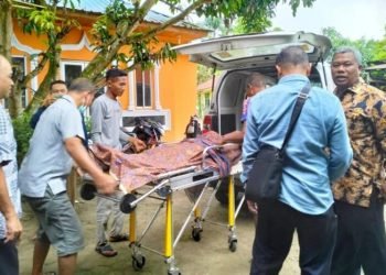 Jenazah Larso dibawa dari Klinik Pratama Arafah ke rumah duka.