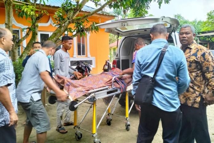 Jenazah Larso dibawa dari Klinik Pratama Arafah ke rumah duka.