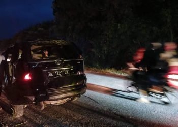 Petugas Satlantas Polres Humbahas membantu proses evakuasi Avanza dan mengendalikan kelancaran laluintas.