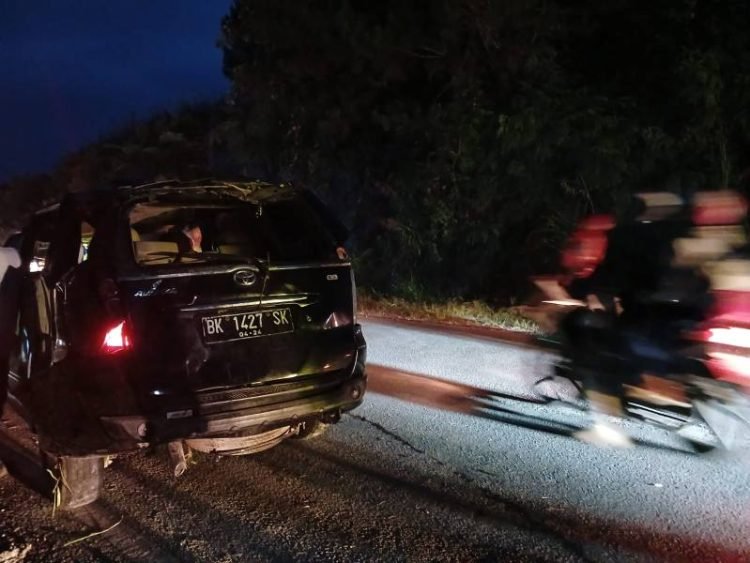 Petugas Satlantas Polres Humbahas membantu proses evakuasi Avanza dan mengendalikan kelancaran laluintas.