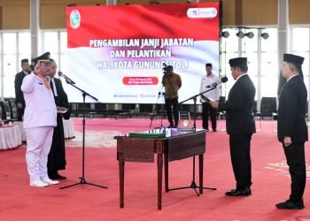 Pj Gubernur Sumut Hassanudin melantik Sowa'a Laoli sebagai Wali Kota Gunungsitoli di Aula Tengku Rizal Nurdin, Rumah Dinas Gubernur Sumut, Jalan Sudirman No. 41, Medan, Senin (5/2/2024). (Diskominfo Sumut)