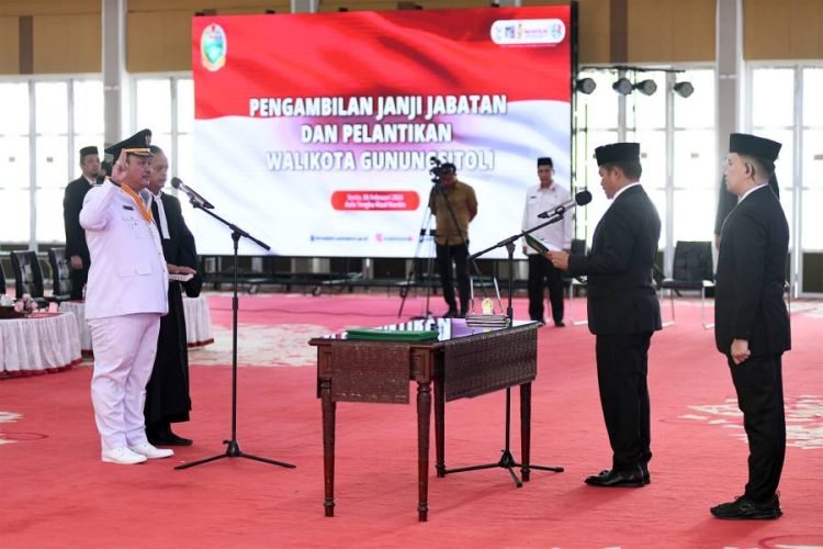 Pj Gubernur Sumut Hassanudin melantik Sowa'a Laoli sebagai Wali Kota Gunungsitoli di Aula Tengku Rizal Nurdin, Rumah Dinas Gubernur Sumut, Jalan Sudirman No. 41, Medan, Senin (5/2/2024). (Diskominfo Sumut)