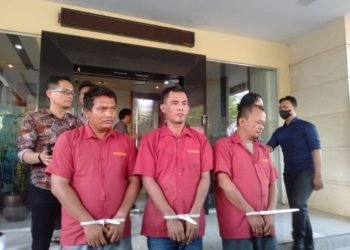 Ketiga tersangka saat di Gedung Reskrimum Polda Sumut .