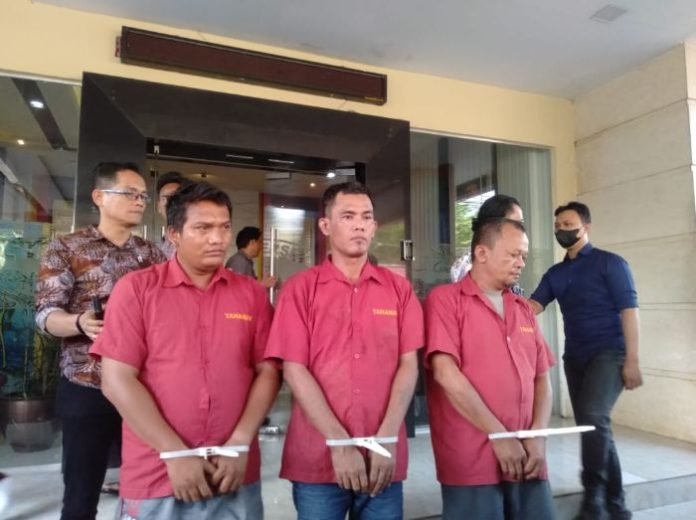 Ketiga tersangka saat di Gedung Reskrimum Polda Sumut .