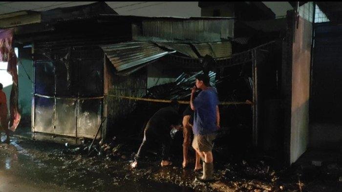 Bekas warung kelontong yang hangus terbakar di Jalan Pembangunan Padang Bulan Medan.