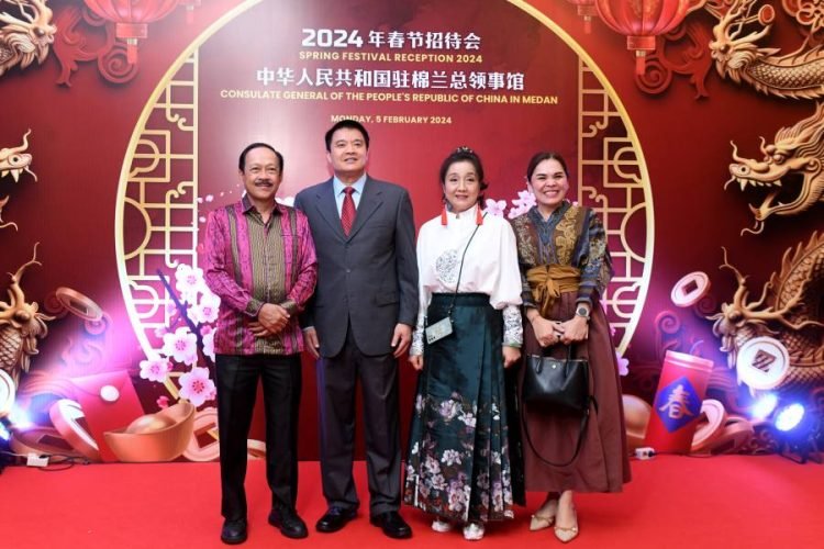 Sekretaris Daerah Provinsi Sumatera Utara (Sumut) Arief S. Trinugroho didampingi Kepala Biro Organisasi Setdaprovsu Desni Maharani Saragih menghadiri Resepsi Festival Musim Semi 2024 di Hotel Marriot, Jalan Putri Hijau, Medan, Senin (5/2). (Diskominfo Sumut)