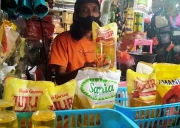 Penjualan minyak goreng di pasar.