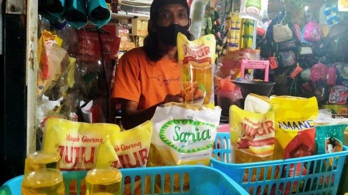 Penjualan minyak goreng di pasar.