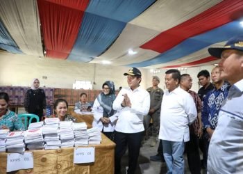 Pj Gubernur Sunut Hassanudin bersama Pangdam I/Bukit Barisan M Hasan Hasibuan, serta Kapolda Sumut Irjen Pol Agung Setia Effendi menggunakan Helikopter meninjau beberapa Tempat Pemungutan Suara (TPS) di Kabupaten Simalungun, Kota Pematangsiantar, serta Kabupaten Batubara, pada perhelatan pesta demokrasi Pemilu 2024, Rabu (14/2). (Diskominfo Sumut)