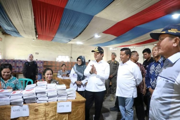 Pj Gubernur Sunut Hassanudin bersama Pangdam I/Bukit Barisan M Hasan Hasibuan, serta Kapolda Sumut Irjen Pol Agung Setia Effendi menggunakan Helikopter meninjau beberapa Tempat Pemungutan Suara (TPS) di Kabupaten Simalungun, Kota Pematangsiantar, serta Kabupaten Batubara, pada perhelatan pesta demokrasi Pemilu 2024, Rabu (14/2). (Diskominfo Sumut)