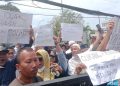 Aksi demonstrasi relawan AMIN di Bawaslu Sumut. 