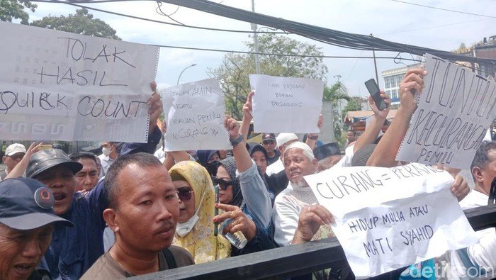 Aksi demonstrasi relawan AMIN di Bawaslu Sumut. 