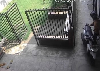 Aksi pencurian sepeda motor sebuah kos-kosan di Jalan Jati II, Kota Medan terekam kamera CCTV. 