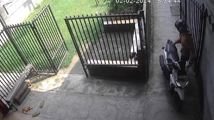 Aksi pencurian sepeda motor sebuah kos-kosan di Jalan Jati II, Kota Medan terekam kamera CCTV.
