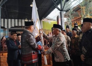 Ketua DPC PRDB Tapanuli Selatan-Padangsidimpuan Asman Ritonga saat menerima bendera Pataka. (IST)