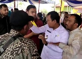 Bupati Rokan Hilir Afrizal Sintong dan Wabup Sulaiman terllibat cekcok dan nyaris adu jotos saat pelantikan Pj kepala desa. 