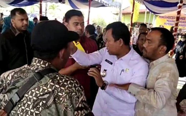 Bupati Rokan Hilir Afrizal Sintong dan Wabup Sulaiman terllibat cekcok dan nyaris adu jotos saat pelantikan Pj kepala desa.