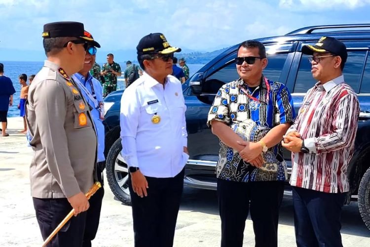 Pj Gubernur Sumatera Utara Hassanudin bersama Kapolda Sumut Irjend Pol Agung Setia Effendi, meninjau venue F1 Powerboat di Dermaga Pelabuhan Mulia Raja Napitupulu, Balige, Jumat (23/2). F1 Powerboat World Championship akan kembali diselenggarakan di Blaige pada 2-3 Maret 2024 mendatang. (Diskominfo Sumut)