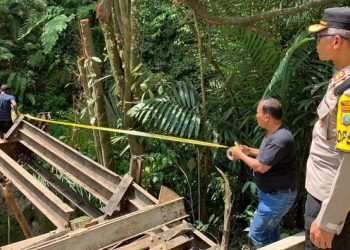 Besi jembatan yang dicuri para pelaku.