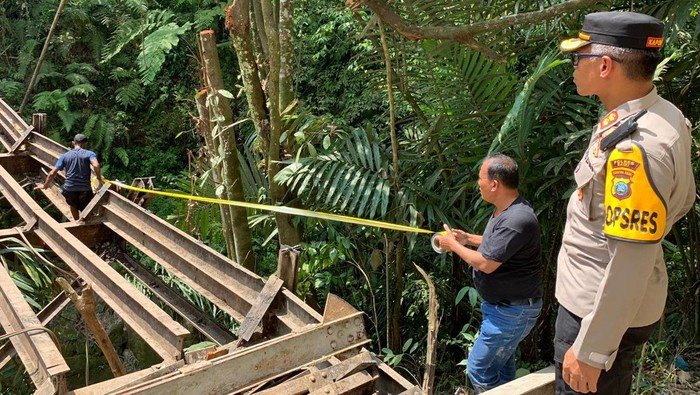 Besi jembatan yang dicuri para pelaku.
