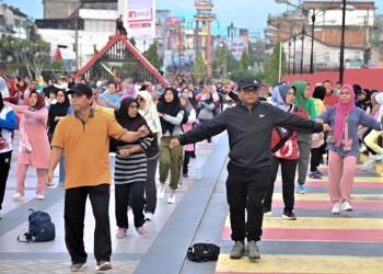 Pj.Wali Kota Padangsidimpuan,Letnan Dalimunthe ( baju hitam) pada acara Car Free Day yang diadakan pada Ahad pagi ini di Alun-Alun Alaman Bolak Padang Nadimpu Padangsidimpuan. (IST)
