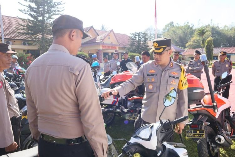 Kapolres Toba AKBP Wahyu Indrajaya, periksa kendaraan dinas, di lapangan Mapolres Toba, Senin (5/2/2024).