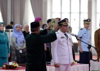 Pj Gubernur Sumatera Utara (Sumut) Hassanudin melantik dan mengambil sumpah jabatan Pj Bupati Padanglawas Provinsi Sumut Edy Junaedi di Aula Tengku Rizal Nurdin, Jalan Jenderal Sudirman Nomor 41 Medan, Senin (12/2). (Diskominfo Sumut)