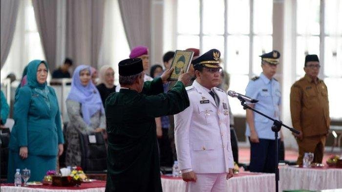 Pj Gubernur Sumatera Utara (Sumut) Hassanudin melantik dan mengambil sumpah jabatan Pj Bupati Padanglawas Provinsi Sumut Edy Junaedi di Aula Tengku Rizal Nurdin, Jalan Jenderal Sudirman Nomor 41 Medan, Senin (12/2). (Diskominfo Sumut)