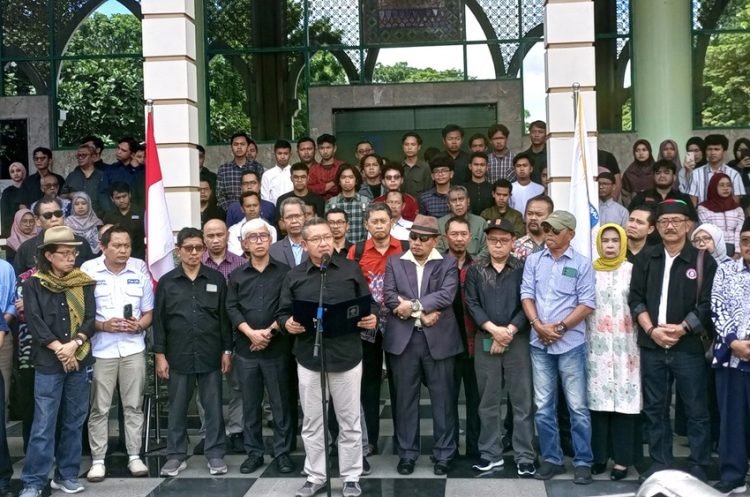Civitias akademika Universitas Islam Indonesia (UII) mengkritik Jokowi jelang Pilpres 2024.