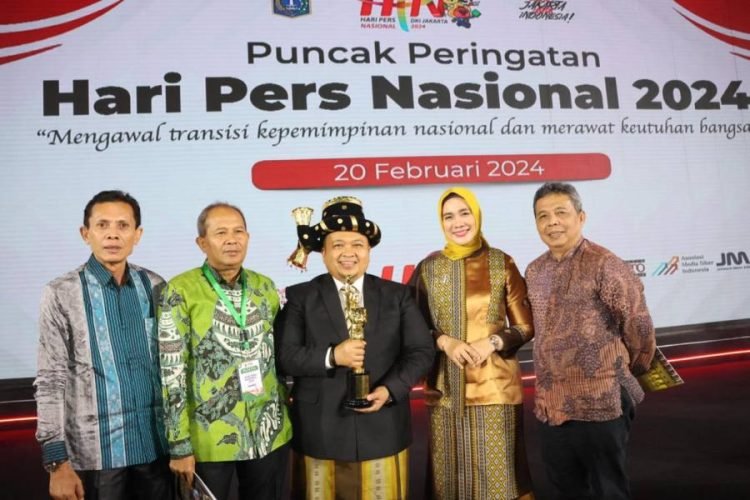 Bupati Tapsel Dolly Pasaribu dan Rosalina Pasaribu (tengah) photo bersama dengan Ketua PWI Tabagsel Kodir Pohan( kiri). (IST).