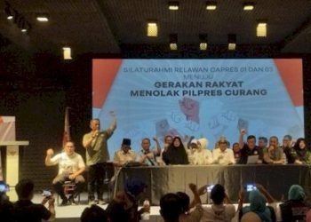 Sejumlah relawan yang mendukung pasangan capres-cawapres berbeda kubu berkumpul dan menyatakan sikap terkait Pemilu 2024.