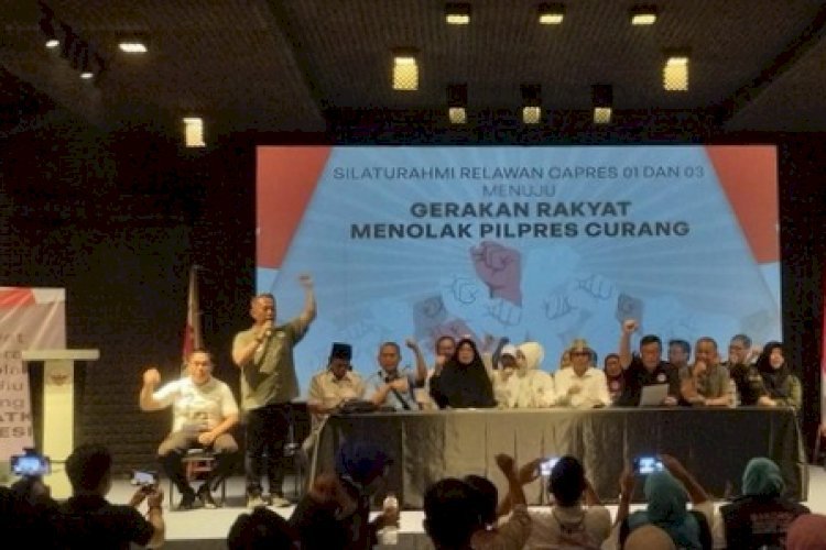 Sejumlah relawan yang mendukung pasangan capres-cawapres berbeda kubu berkumpul dan menyatakan sikap terkait Pemilu 2024.