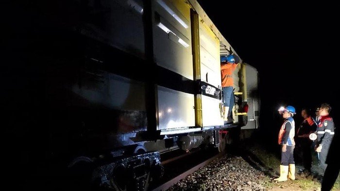 KA Siantar Express anjlok di Km.35+100 petak jalan antara Stasiun Dolok Merangir - Stasiun Siantar. 