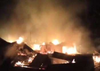 Kobaran api tampak melalap dua unit rumah semi permanen di Pabatu .