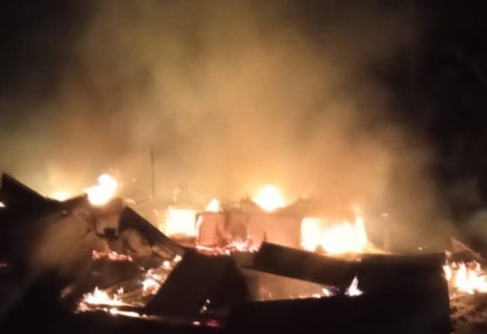 Kobaran api tampak melalap dua unit rumah semi permanen di Pabatu .