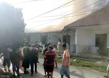 Asap membubung dari kebakaran hebat di Siantar Utara.