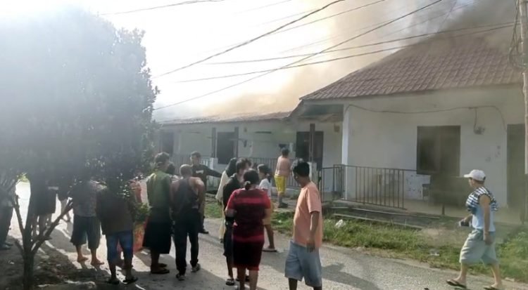 Asap membubung dari kebakaran hebat di Siantar Utara.