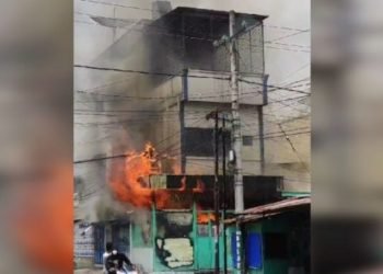 Api membakar ruko di Jalan Bhakti Kisaran. 