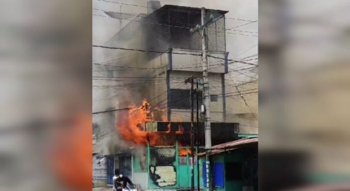 Api membakar ruko di Jalan Bhakti Kisaran. 