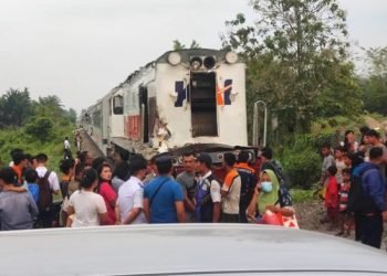 Truk yang ditabrak kereta api Sri Lelawangsa dan lokomotif kereta api yang rusak.