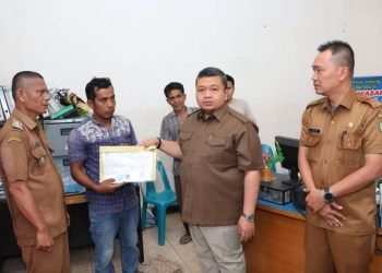 Bupati Tapsel Dolly Pasaribu saat menyantuni keluarga korban kebakaran di Kelurahan Simatorkis, Kecamatan Angkola Barat. (IST)