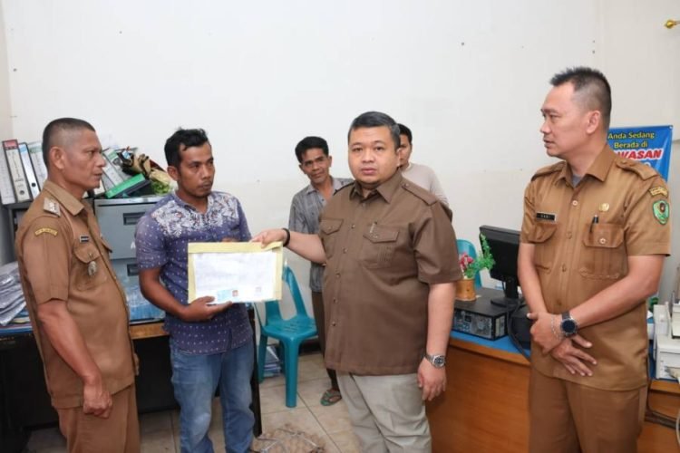 Bupati Tapsel Dolly Pasaribu saat menyantuni keluarga korban kebakaran di Kelurahan Simatorkis, Kecamatan Angkola Barat. (IST)