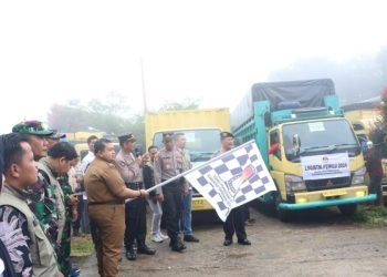 Bupati Tapsel Dolly Pasaribu saat melepas pendistribusikan Logistik pemilu tahun 2024 ke 15 Kecamatan se-Kabupaten Tapsel dari halaman Kantor KPU Tapsel, Jalan Lintas Sumatera, Desa Situmba, Kecamatan Sipirok. (IST)