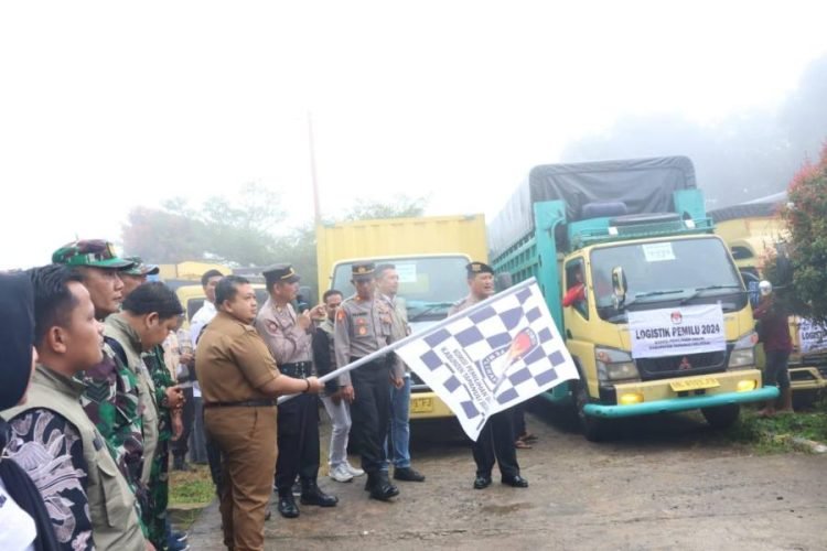 Bupati Tapsel Dolly Pasaribu saat melepas pendistribusikan Logistik pemilu tahun 2024 ke 15 Kecamatan se-Kabupaten Tapsel dari halaman Kantor KPU Tapsel, Jalan Lintas Sumatera, Desa Situmba, Kecamatan Sipirok. (IST)