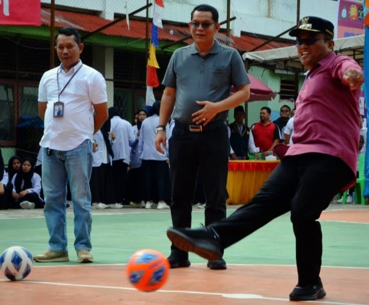 Pj. Wali Kota Padangsidimpuan Letnan Dalimunthe melakukan tendangan perdana pembukaan turnamen futsal MAN.2 Padangsidimpuan. (IST)