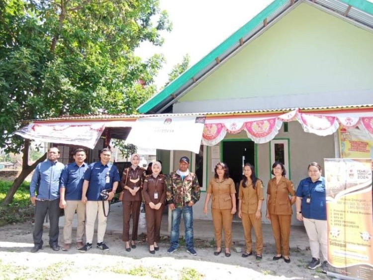 : Sekretaris KPU Samosir bersama staf dan perwakilan Kejari Samosir monitoring.(Suriono Brandoi)