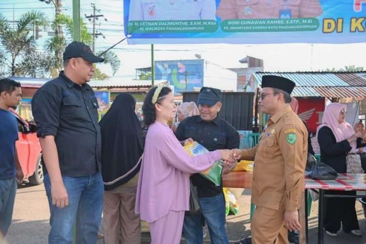 Pj.Wali Kota Padangsidimpuan Letnan saat meninjau Pasar Murah. (IST)