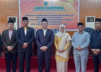Anggota DPRD yang baru Suardi Saputra Harahap dan Istri photo bersama dengan Ketua DPRD Kota Padangsidimpuan Siwan Suswanto,Wakil ketua Rusydi Badution,Erwin Nasution (kiri) dan Asisten II Rahuddin Harahap, Akhmad Bakri Pulungan (Sekwan) usai pelantikan. (IST)