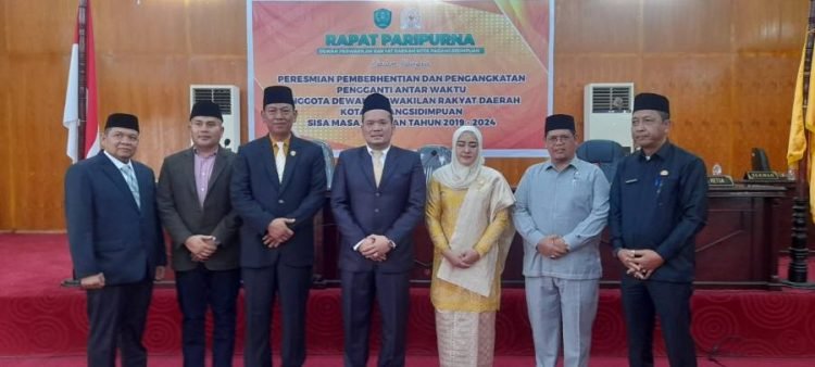Anggota DPRD yang baru Suardi Saputra Harahap dan Istri photo bersama dengan Ketua DPRD Kota Padangsidimpuan Siwan Suswanto,Wakil ketua Rusydi Badution,Erwin Nasution (kiri) dan Asisten II Rahuddin Harahap, Akhmad Bakri Pulungan (Sekwan) usai pelantikan. (IST)